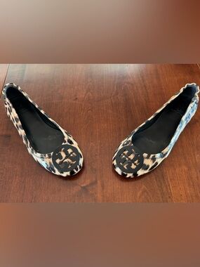 Tory Burch Minnie Leopard Patent Leather Travel Ballet Flats Logo